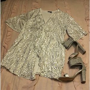 🔥🔥5/$50🔥🔥White silver mini dress